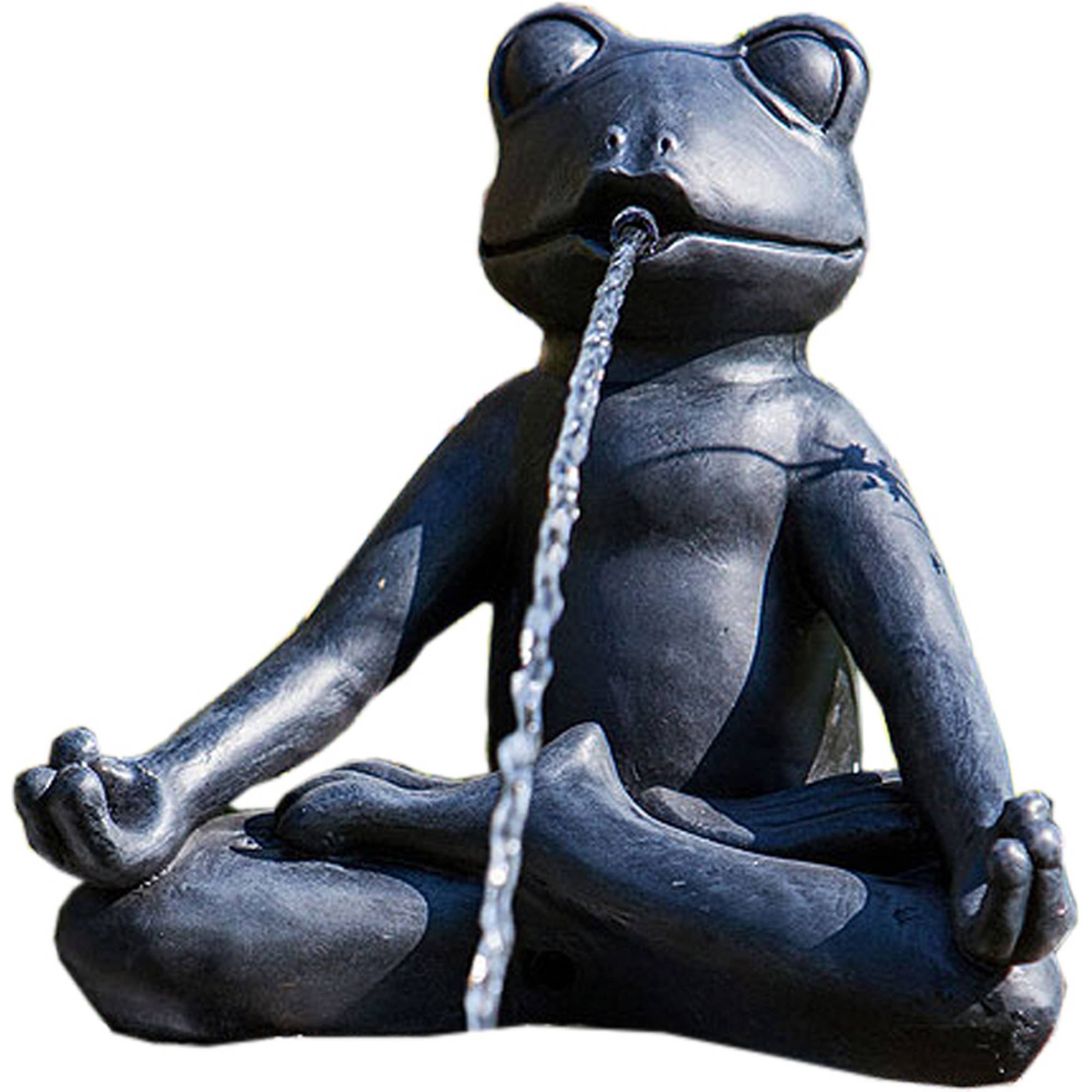 Wasserspeier schwarzer Frosch sitzend in Yoga Position freigestellt